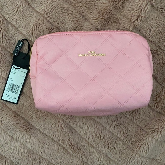 Marc Jacobs Handbags - Nwt the Marc jacobs makeup bag pink quilted